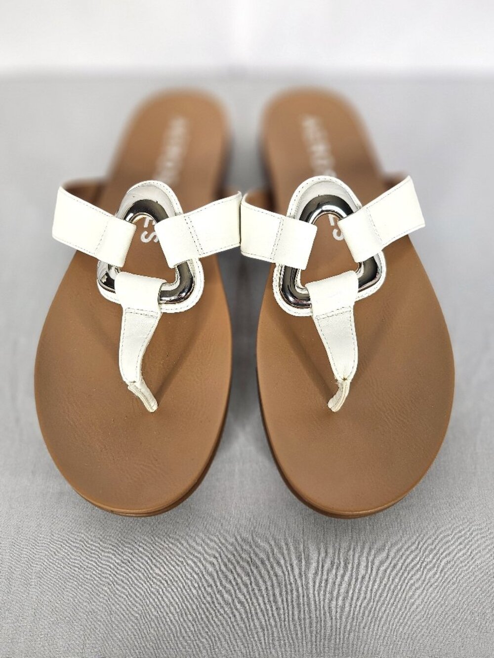 Aerosoles Fallon Bright | White Thong Sandals | Silver Hardware | 9.5M